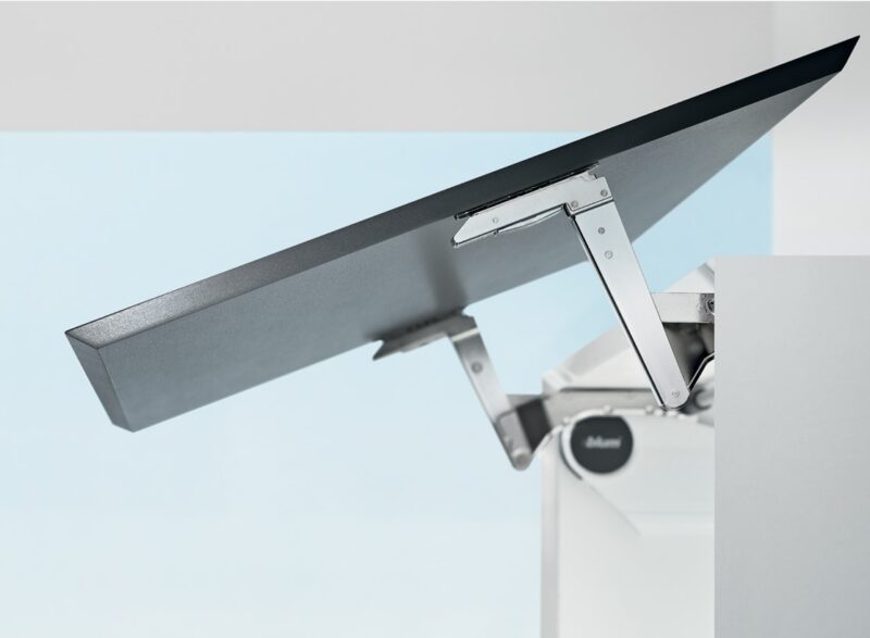 Tay nâng một cánh mở lên Aventos HS