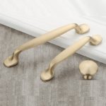 Tay nắm tủ bằng đồng màu vàng tối giản FHOFC.N5