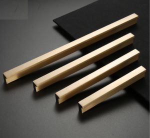 Tay nắm tủ đồng dạng thanh số 7 màu vàng FH.HXTY7
