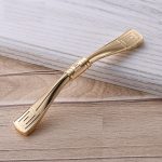 Tay nắm tủ tân cổ điển màu vàng OFI.K10