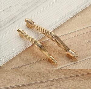 Tay nắm tủ cổ điển sang trọng màu vàng OFI.K2