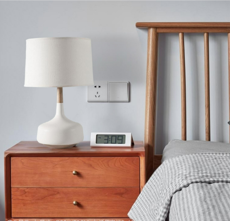 Đèn để bàn màu trắng hiện đại Nordic HX048 3