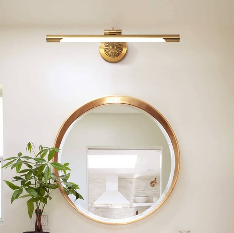 Sự kết hợp giữa đồng và đèn chiếu gương nhà tắm sẽ tạo ra một không gian tắm sang trọng và ấm cúng. Thiết kế độc đáo của đèn chiếu gương nhà tắm bằng đồng tạo ra một cảm giác sang trọng và lịch sự cho không gian tắm của bạn. Với ánh sáng tự nhiên, hệ thống chiếu sáng này chắc chắn sẽ làm cho bạn cảm thấy thư thái hơn khi tắm rửa.