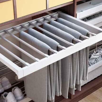 Cách treo quần âu không bị nhăn với giá treo chuyên dụng 1