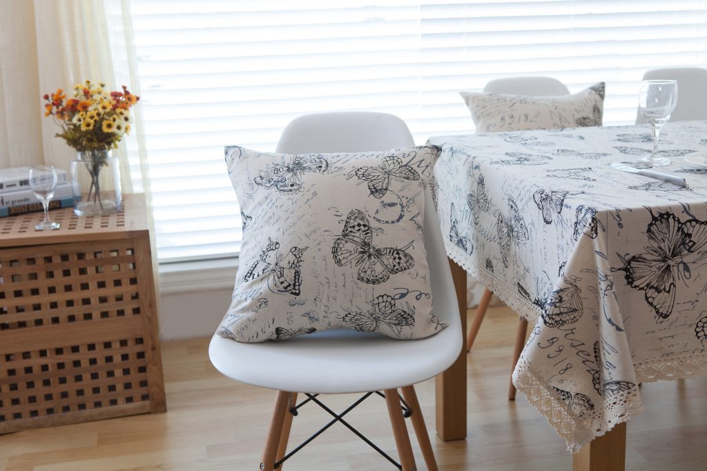 Khăn trải bàn họa tiết bức thư và bươm bướm vintage bằng sợi bông HYQ3238 5