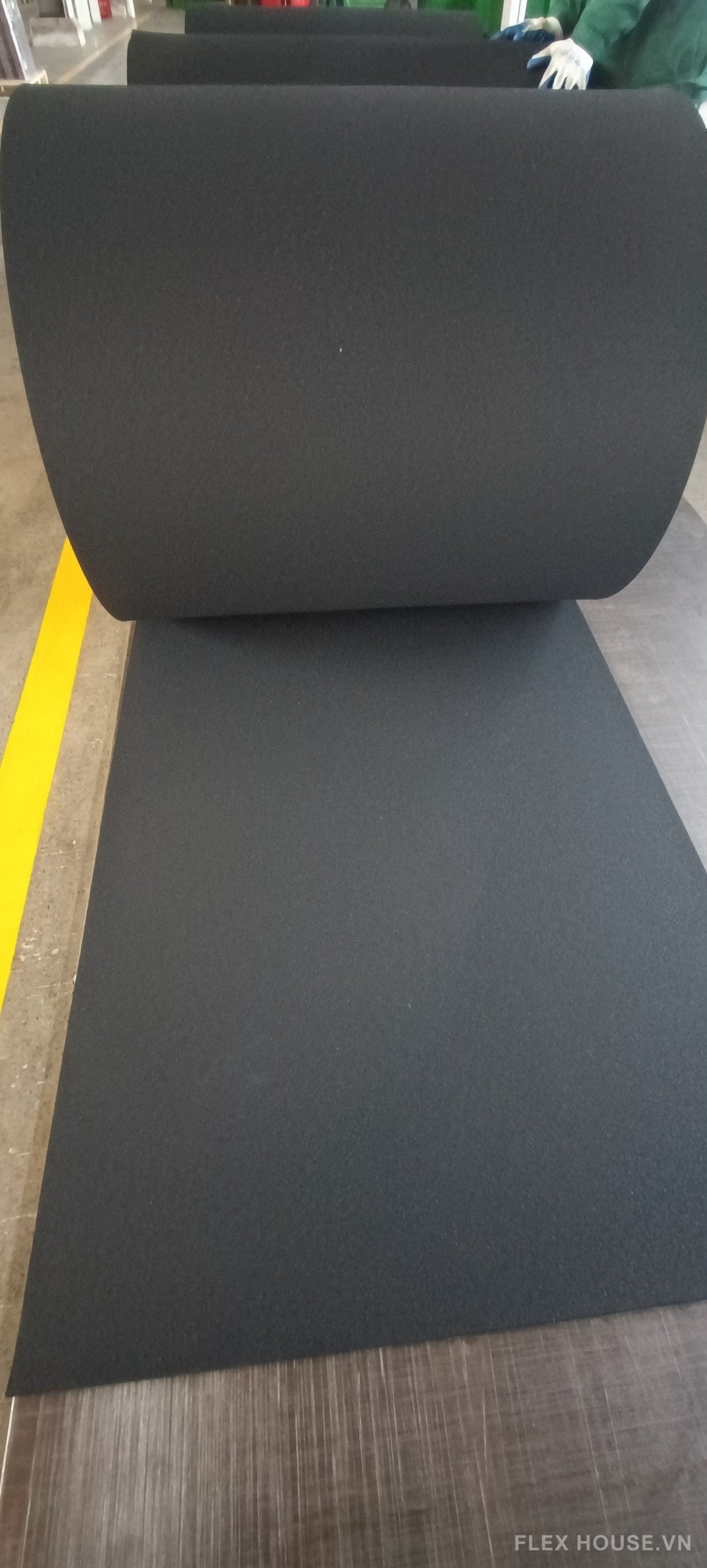 Thảm cao su cuộn phòng gym trơn SBR 1m2 TSBR10 thực tế