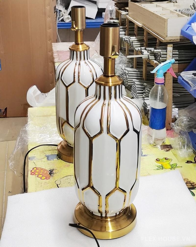 Đèn bàn bằng gốm xanh viền vàng sang trọng KL9944