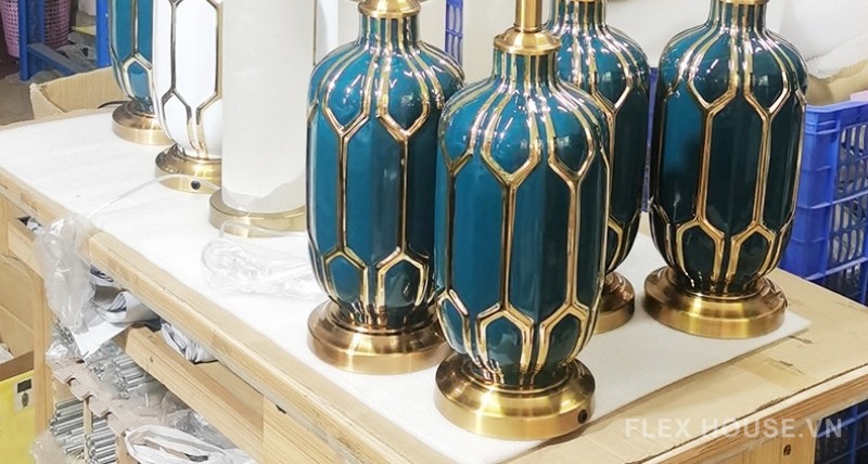 Đèn bàn bằng gốm xanh viền vàng sang trọng KL9944