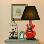 Đèn bàn thân đàn guitar hiện đại sáng tạo RX014