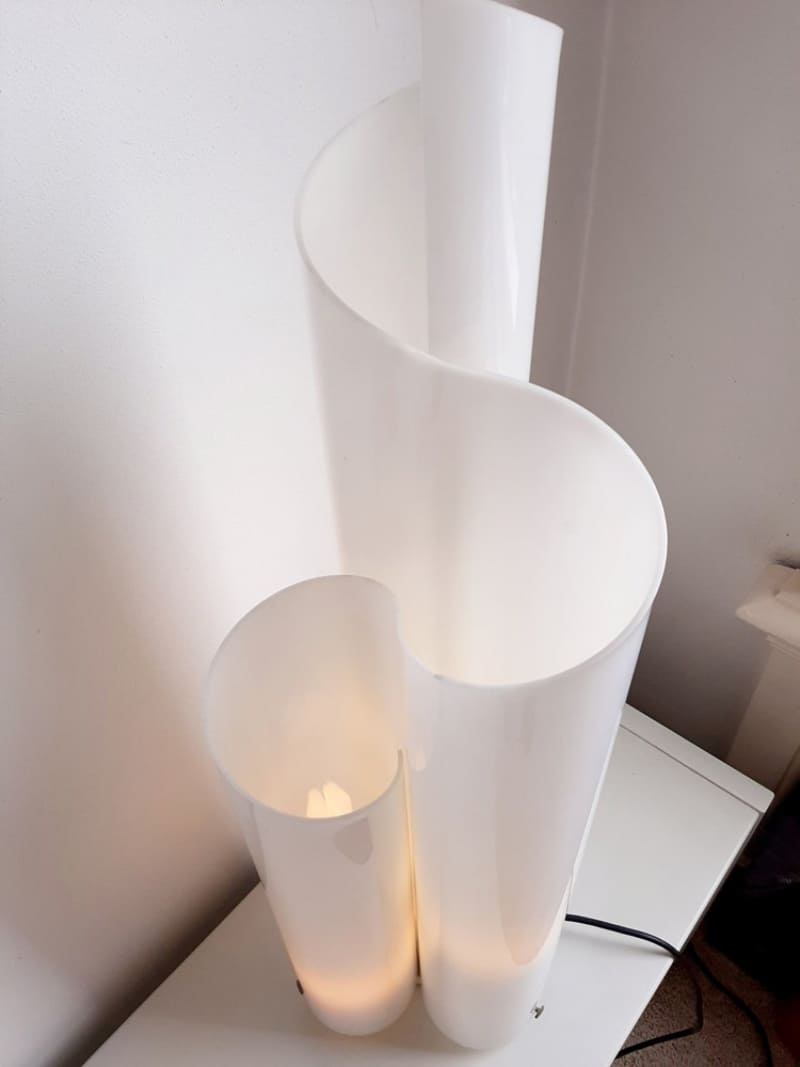 Đèn để bàn acrylic dải lụa xoắn màu trắng HX9636 10