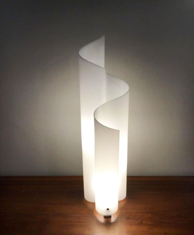 Đèn để bàn acrylic dải lụa xoắn màu trắng HX9636 7