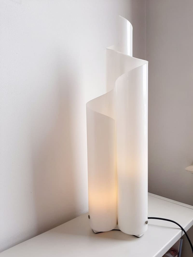 Đèn để bàn acrylic dải lụa xoắn màu trắng HX9636 9