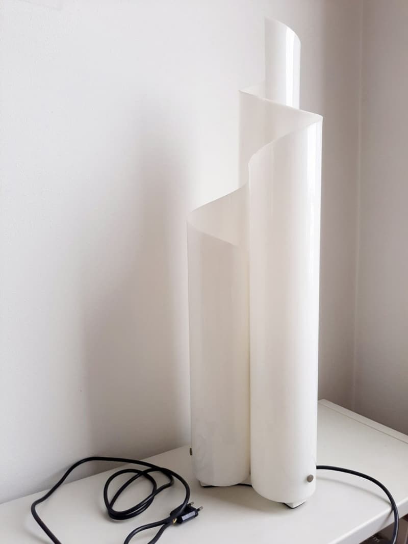 Đèn để bàn acrylic dải lụa xoắn màu trắng HX9636 8