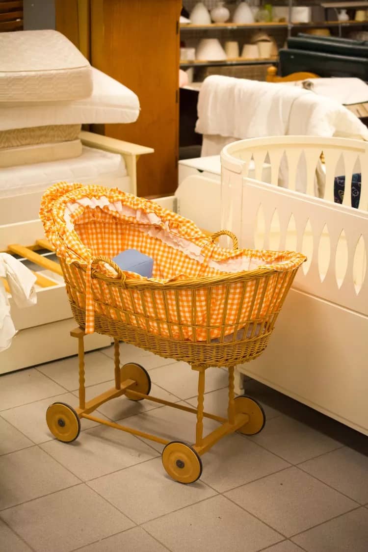 8 Món Đồ Gia Dụng Cũ Bạn Không Nên Mua 11 Đồ gia dụng Nôi và Ghế cũ