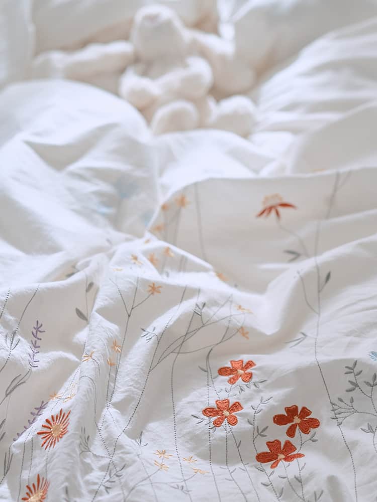 Bộ chăn ga trải giường màu trắng thêu hoa JJ7365 5
