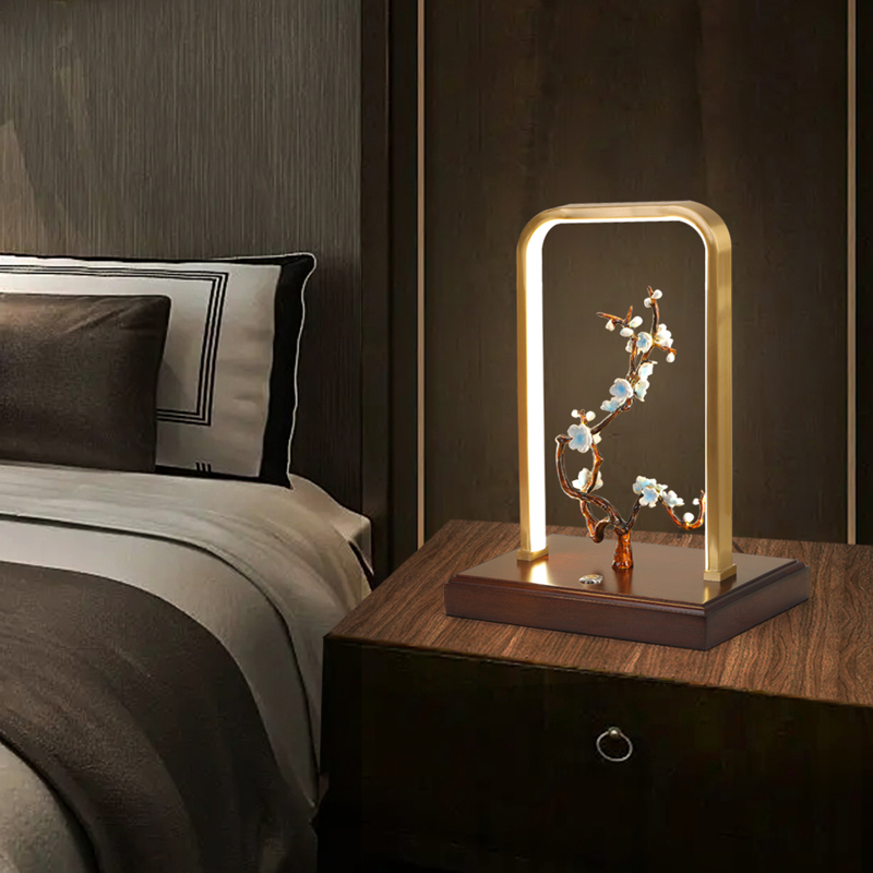 Cách chọn đèn bàn tốt nhất cho phòng ngủ của bạn 2 Đèn để bàn khung đồng đế gỗ sáng tạo QF2261