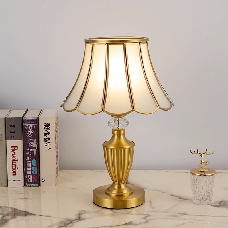Đèn để bàn bằng đồng chụp đèn lồng thủy tinh D676 9