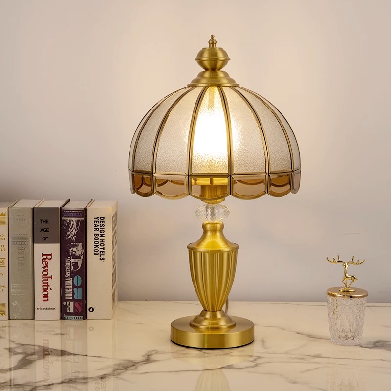 Đèn để bàn bằng đồng chụp đèn lồng thủy tinh D676 6