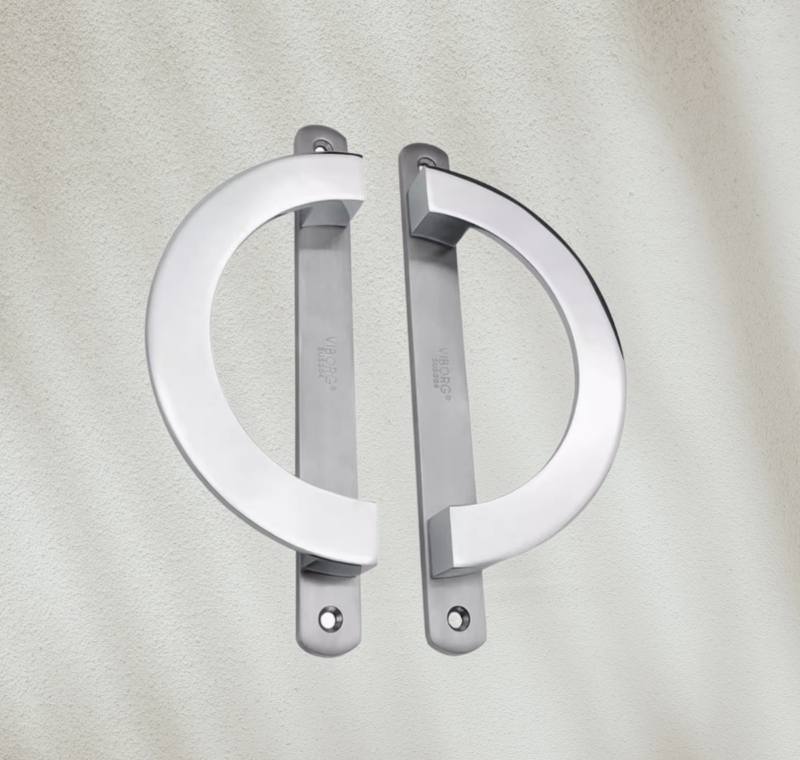 Tay nắm tủ bán nguyệt inox màu bạc DC5589 1