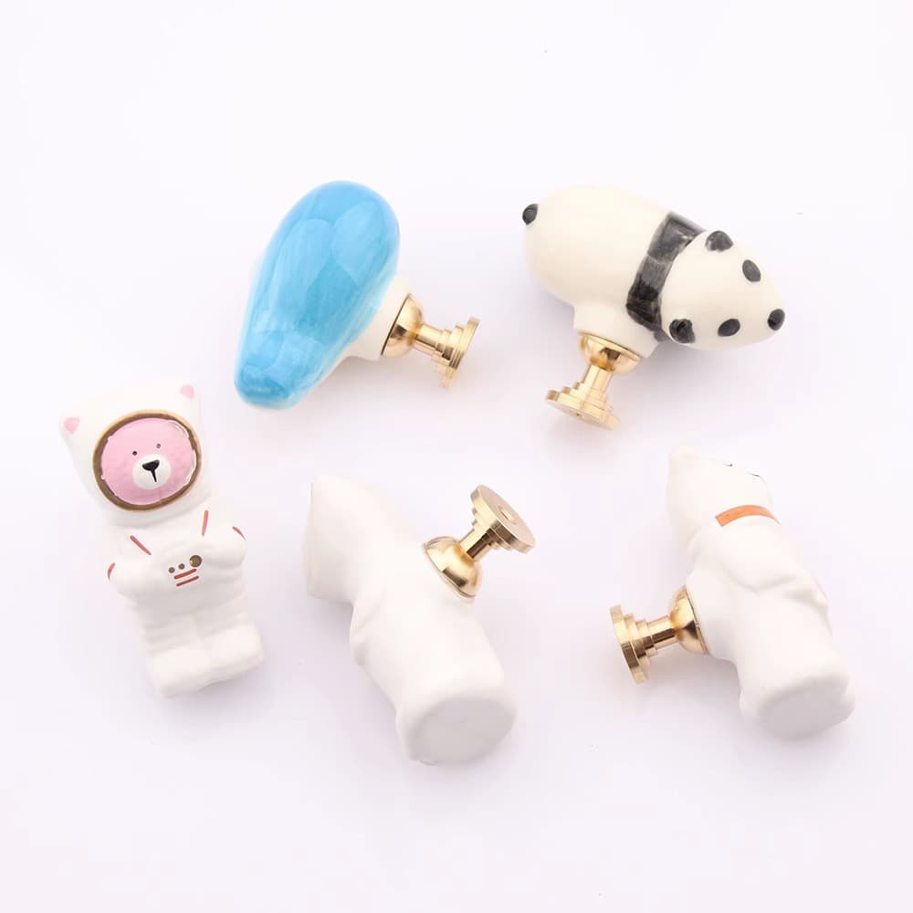 Tay nắm tủ gốm đế đồng gấu phi hành gia YZR0021 5