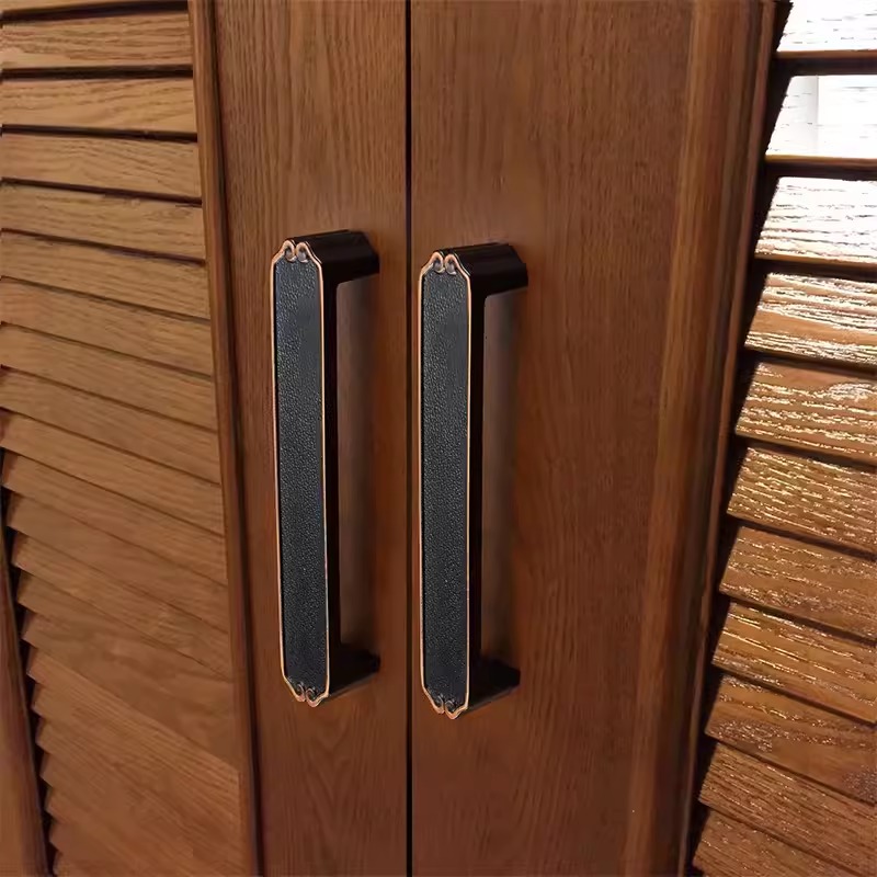 Khác biệt giữa tay nắm tủ cổ điển và tay nắm tủ hiện đại 5 Tay-nam-tu-hop-kim-mau-den-co-dien-AA6135-4