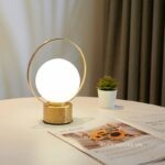 Đèn bàn bằng đồng decor quả cầu thủy tinh FLM074