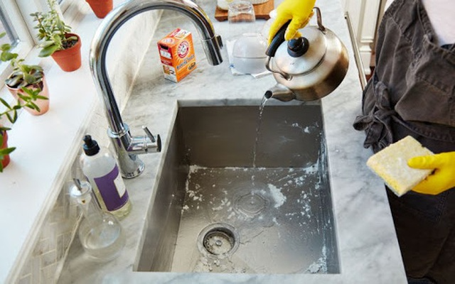 Cách giữ bồn rửa bếp màu trắng luôn sáng bóng