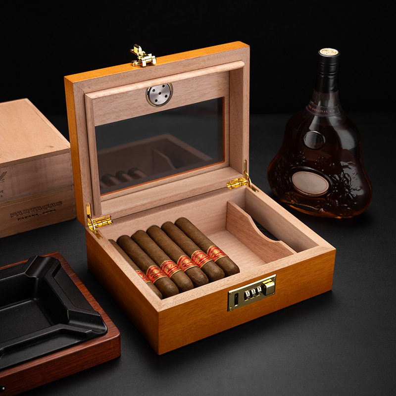 Top 5 phụ kiện cigar không thể thiếu cho quý ông sành điệu 3 Họp giữ ẩm xì gà