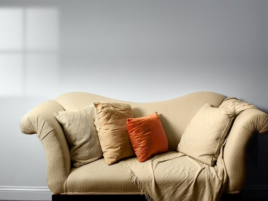 5 dấu hiệu báo động thay gối tựa lưng sofa ngay 3 Gối tựa bị xẹp lún