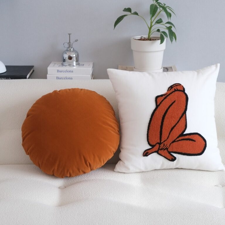5 dấu hiệu báo động thay gối tựa lưng sofa ngay 5 Gối tựa lưng vải nhung tối giản