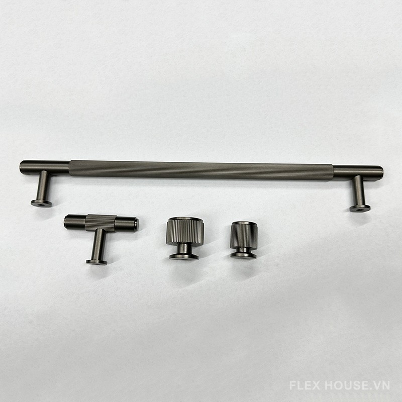 Tay nắm tủ đồng màu đen thân khía sọc YHC8828 5