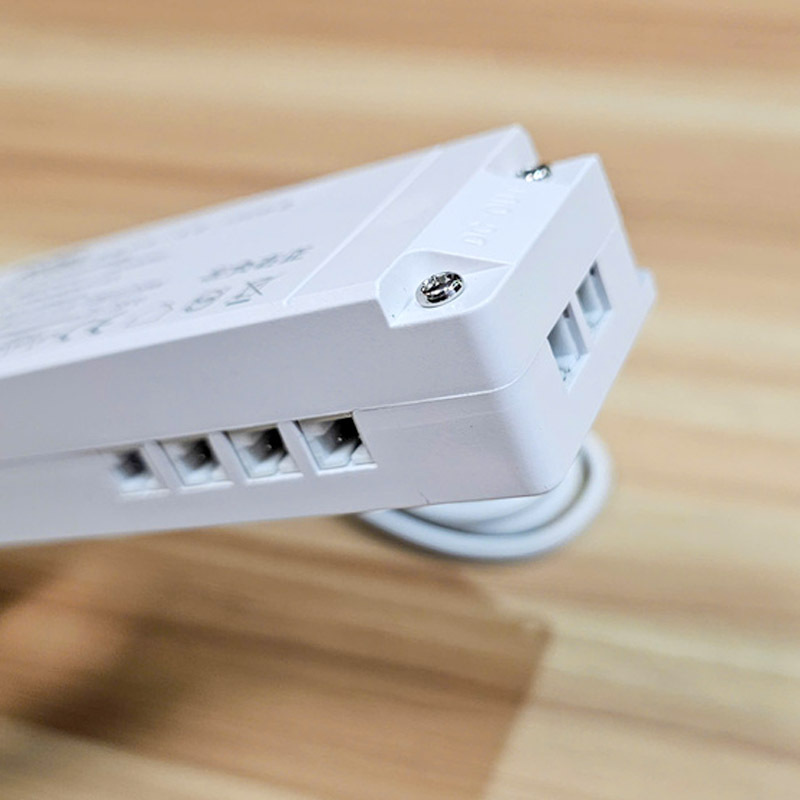 Hộp nguồn biến đổi dòng điện cho đèn LED âm tủ BTC8195