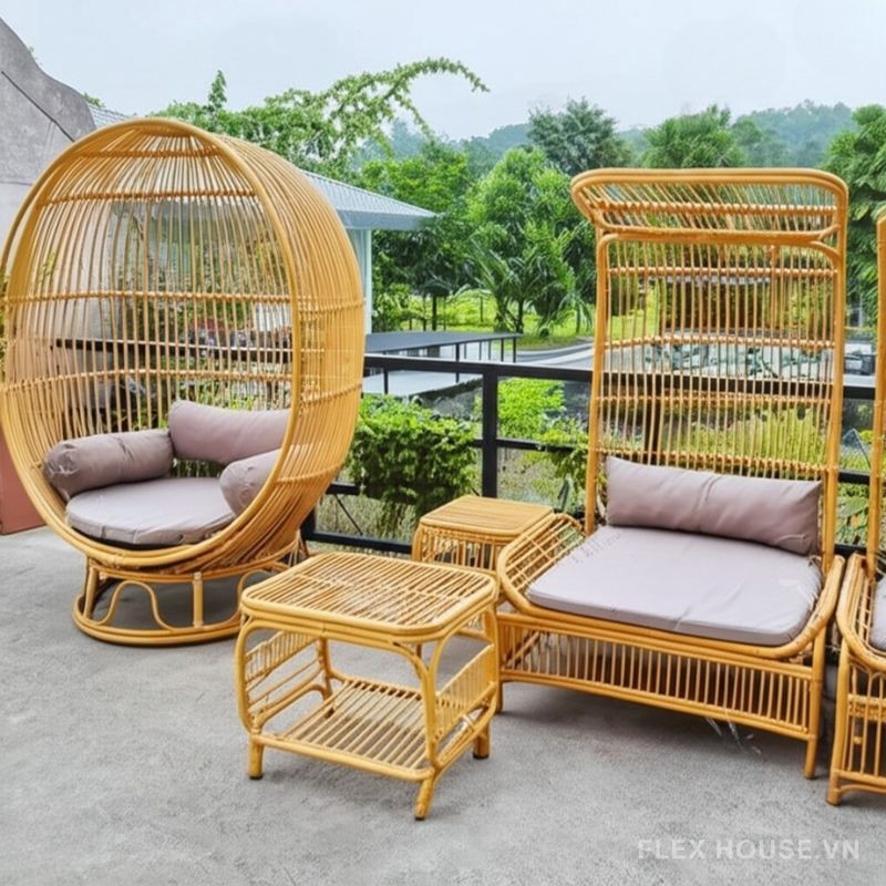 setup homestay với ghế nhựa giả mây thư giãn
