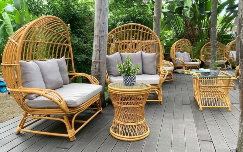 Setup Homestay Với Ghế Nhựa Giả Mây Thư Giãn Cực Chill 2 ghế nhựa giả mây thư giãn trong không gian sân vườn