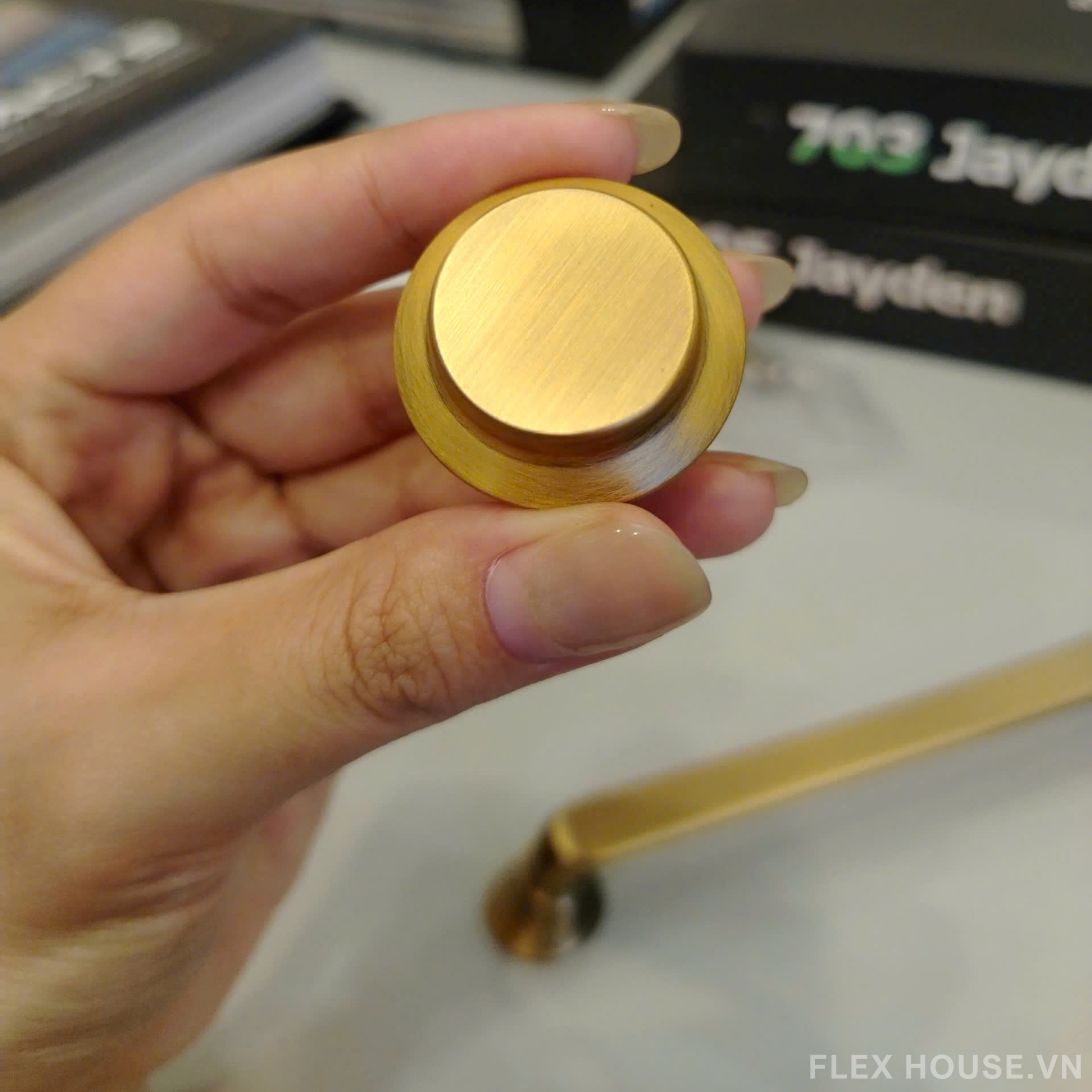 Tay nắm tủ hợp kim hiện đại kiểu Mỹ LDS8134 2 Tay nắm tủ hợp kim hiện đại kiểu Mỹ LDS8134 7