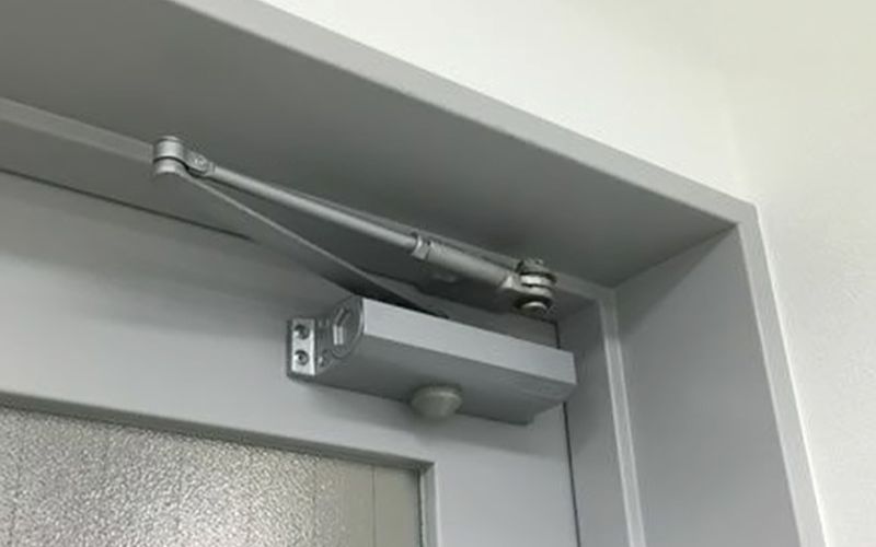 So Sánh Tay Đẩy Hơi Âm Và Lắp Nổi - Nên Chọn Loại Nào? 19 Tay đẩy hơi chính hãng giá tốt (1)