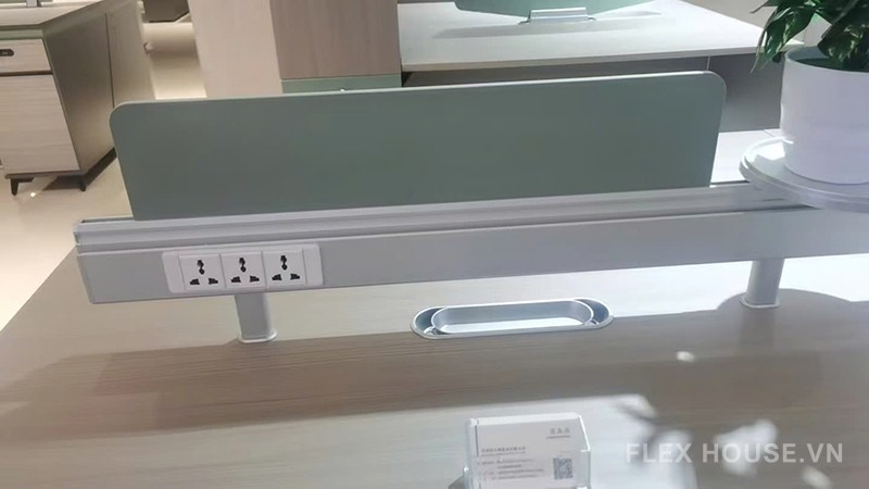 Chân vách ngăn gắn bàn văn phòng có ổ cắm HP-186 4