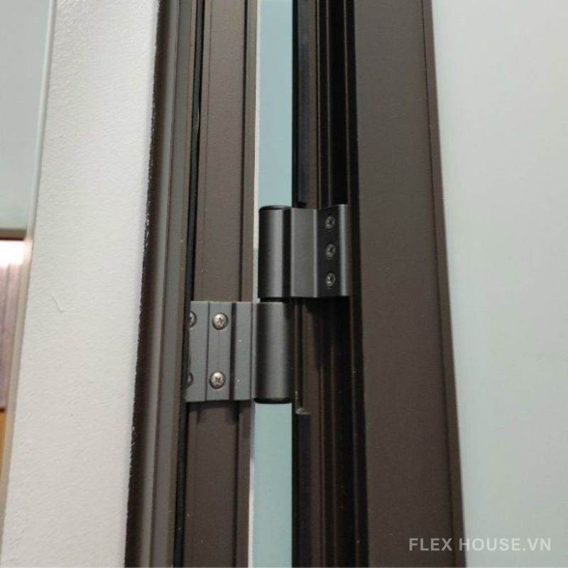 cách tháo bản lề cửa nhôm nhanh chóng