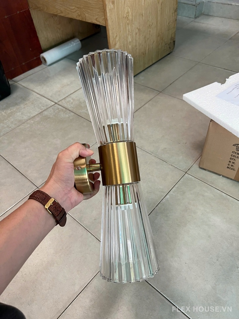 Đèn gắn tường thủy tinh hợp kim xi cao cấp NV 9063