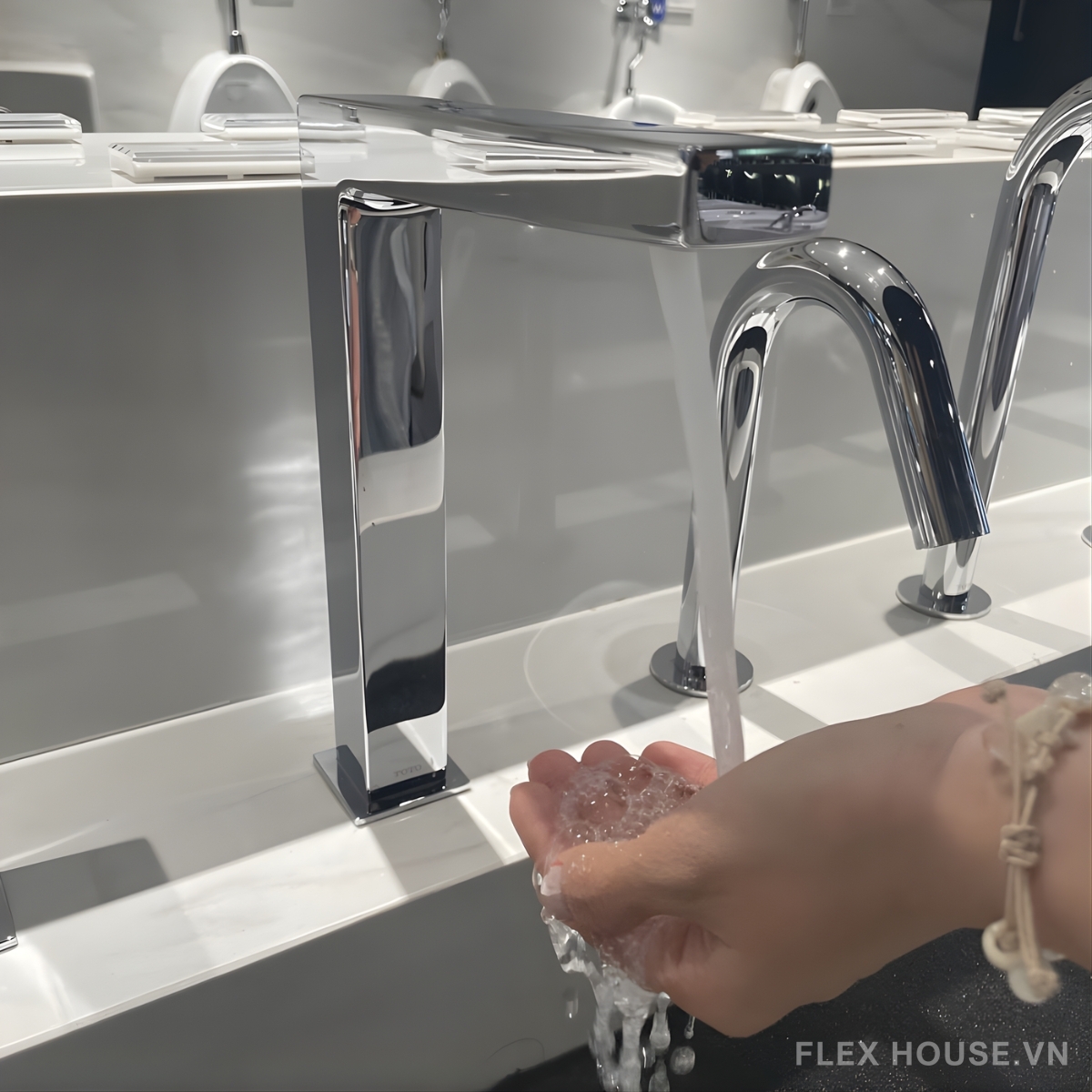 Vòi chậu rửa mặt cổ cao cảm ứng TOTO TLE25008V