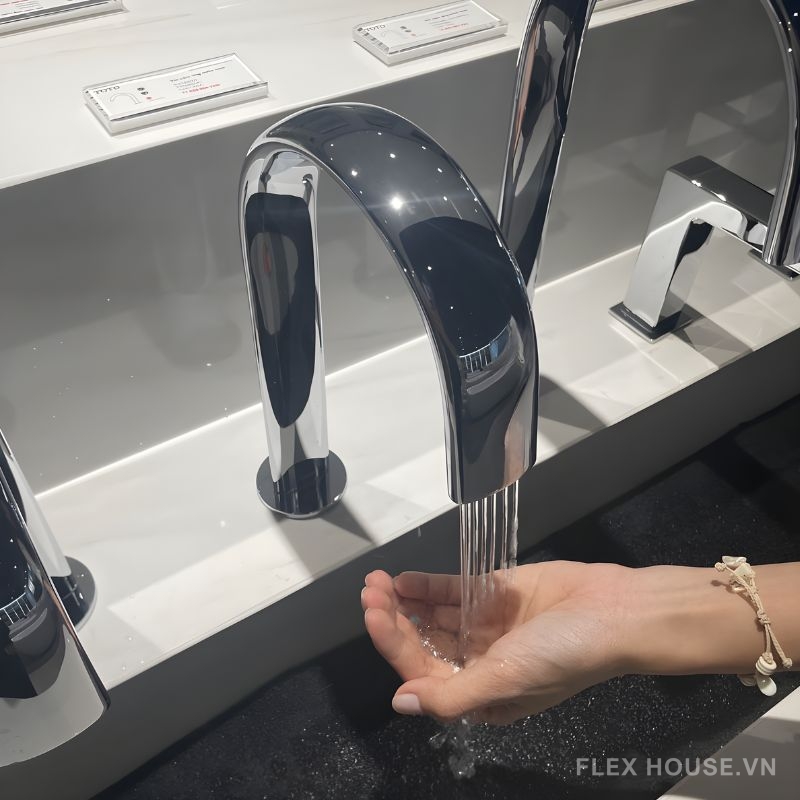 Vòi chậu rửa mặt tự động cổ cao TOTO TLE24007A