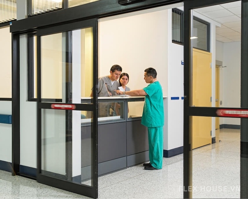 Nhiều bệnh viện trang bị cửa tự động cảm biến tại lối ra vào chính & các khu vực cách ly để hạn chế lây nhiễm chéo