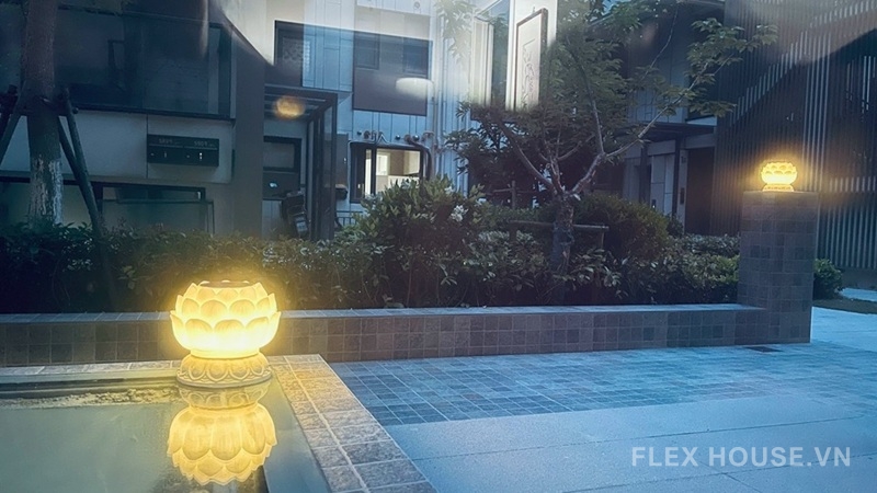 Đèn trụ cổng sân vườn dáng hoa sen BY050J