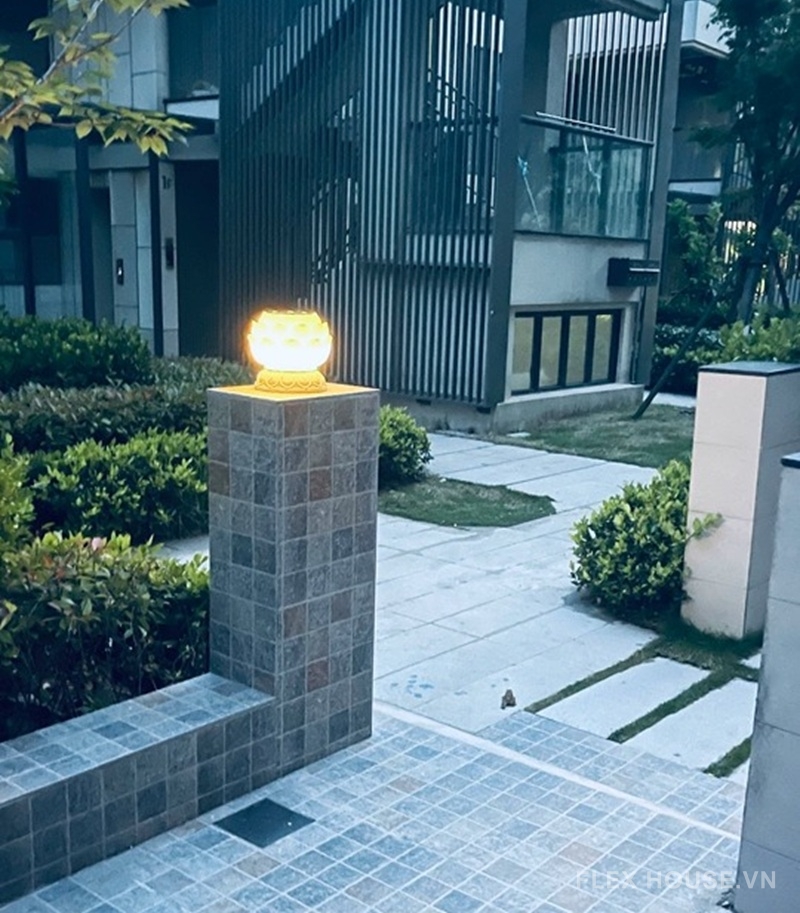 Đèn trụ cổng sân vườn dáng hoa sen BY050J