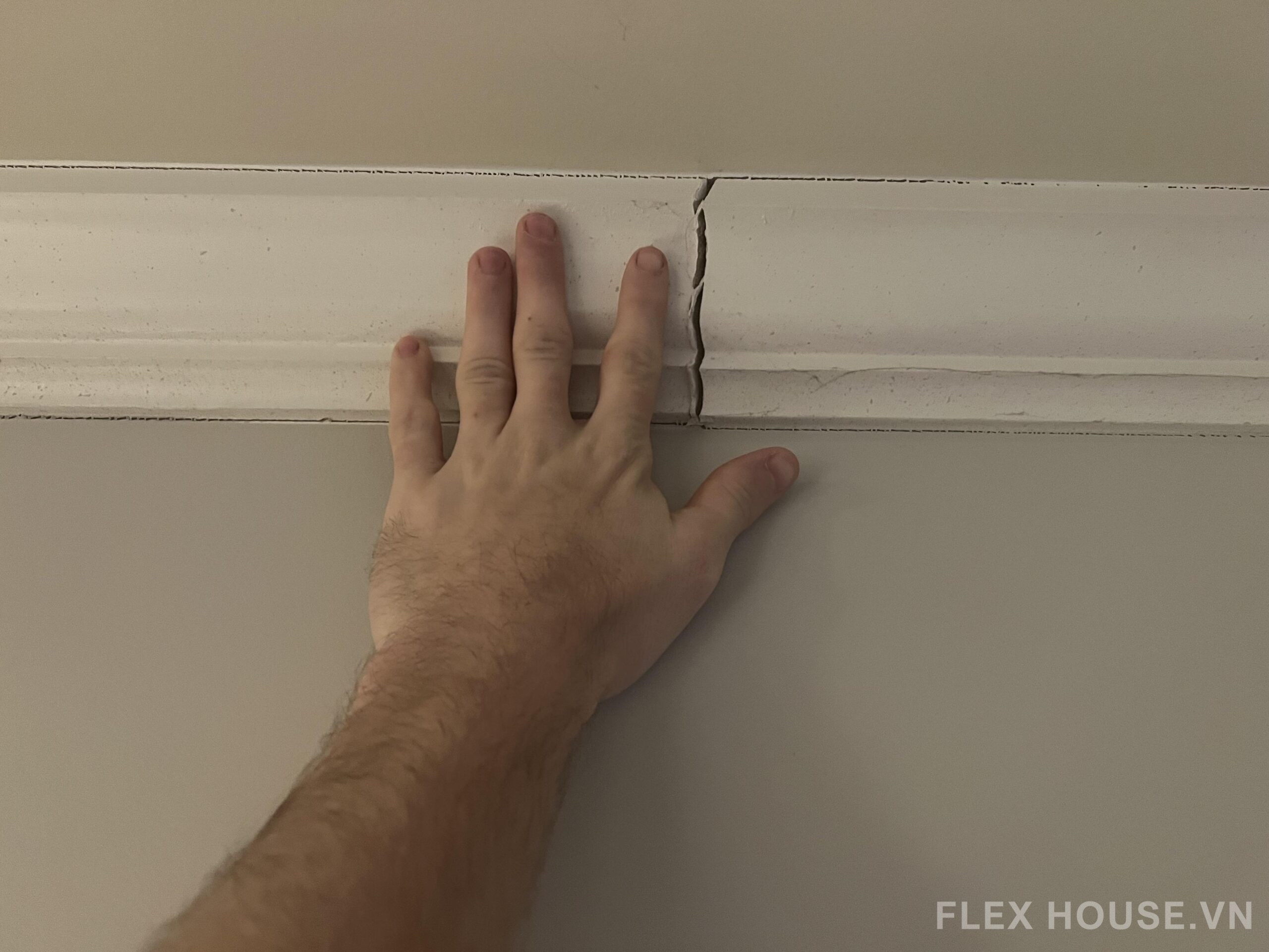 Cách xử lý khe hở, nứt, cong vênh sau khi lắp nẹp trần 9