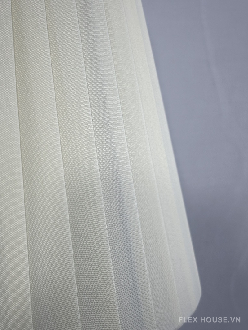 Đèn bàn thân sứ chao vải xếp ly cổ điển DB70