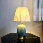 Đèn bàn thân sứ chao vải xếp ly cổ điển DB70