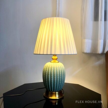 Đèn bàn thân sứ chao vải xếp ly cổ điển DB70