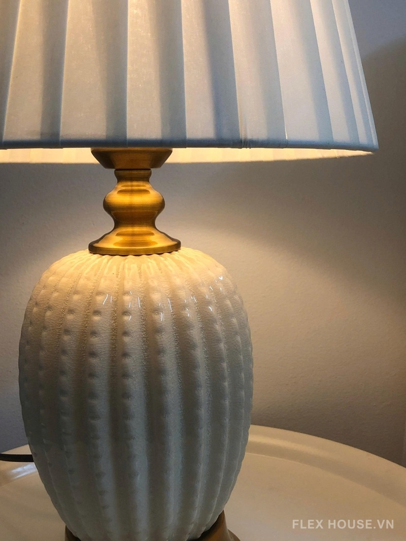 Đèn bàn thân sứ chao vải xếp ly cổ điển DB70