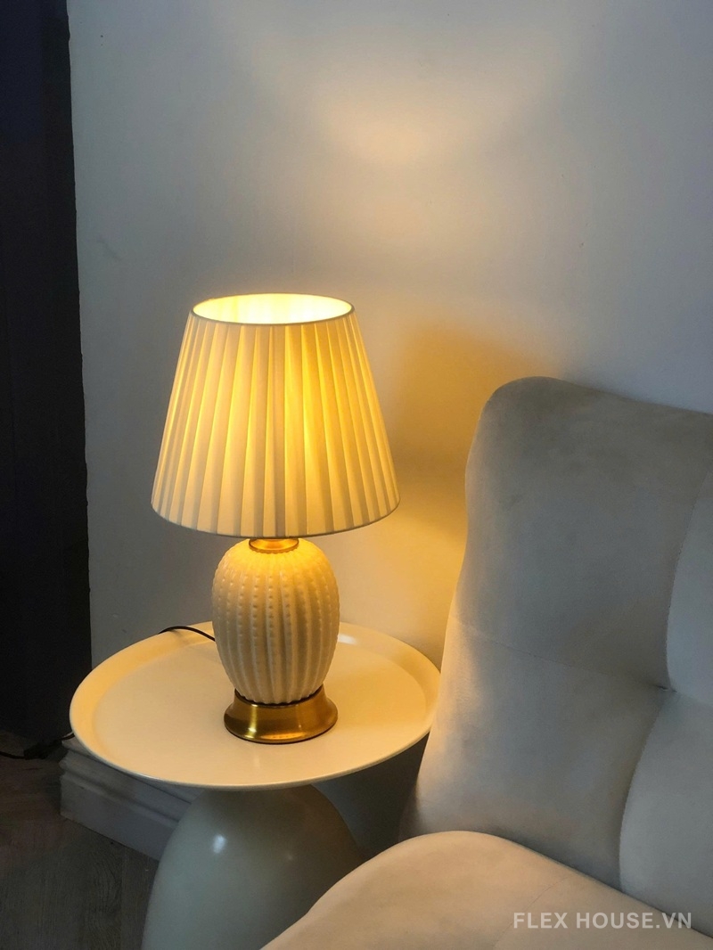 Đèn bàn thân sứ chao vải xếp ly cổ điển DB70 6 Đèn bàn thân sứ chao vải xếp ly cổ điển DB70
